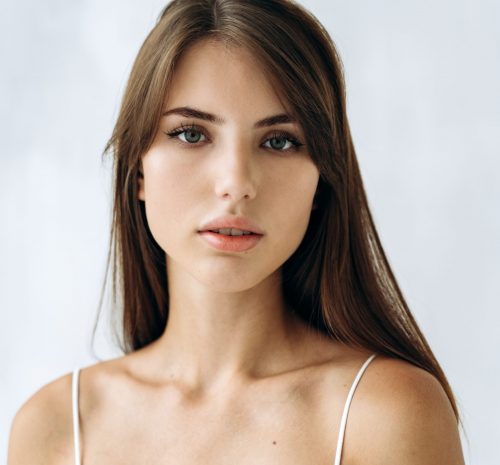 Portrait junger Frau mit gesunder Haut
